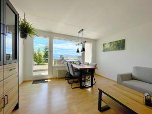 een woonkamer met een tafel en een bank bij FeWo Längl -Waldluft- mit Pool und Sauna im Allgäu in Scheidegg
