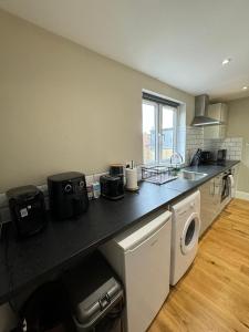 eine Küche mit Spüle und Waschmaschine in der Unterkunft Lovely flat in Brockley, SE4 in London + 6 Fotos