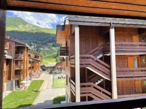 - une vue depuis le balcon d'un immeuble avec des escaliers dans l'établissement Résidence Cristallin - Le Cristallin 43 - Agréable 2 pièces offrant une magnifique vue MAE-5184, à Valmorel