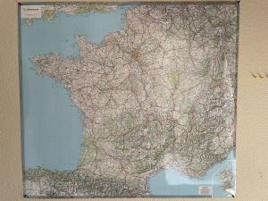 a map of the usa on a wall at Le Saint Gilles Cosy, centre-ville, WIFI in Le Puy en Velay