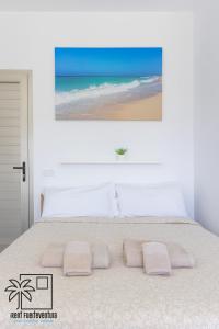 1 dormitorio con 1 cama con una foto de playa en Lola Loft 5 Lajares iRent Fuerteventura, en La Oliva