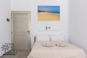 Habitación blanca con cama y playa en Lola Loft 5 Lajares iRent Fuerteventura, en La Oliva 32 fotos más