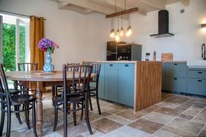 プルバスラネックにあるHavre de paix avec vue imprenable sur la merのキッチン(テーブル、椅子、カウンター付) +44枚の写真