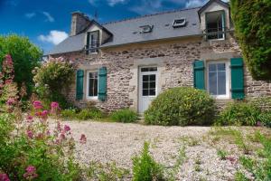 プルバスラネックにあるHavre de paix avec vue imprenable sur la merの花の前にある古い石造りの家
