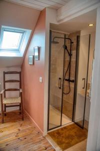 プルバスラネックにあるHavre de paix avec vue imprenable sur la merのガラスドア付きのシャワー付きのバスルーム