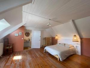 プルバスラネックにあるHavre de paix avec vue imprenable sur la merのベッドルーム1室(屋根裏部屋に大型ベッド1台付)