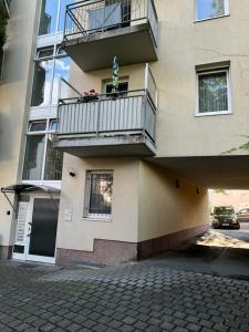 un edificio con balcone e un'auto su una strada di Ferienwohnungen Augustusburger Straße 149 a Chemnitz