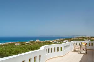 un balcón con vista al mar en Villa Aretousa 1, en Agia Marina de Nea Kydonia