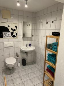 un bagno con un water e un lavandino di Ferienwohnungen Augustusburger Straße 149 a Chemnitz Altre 115 foto