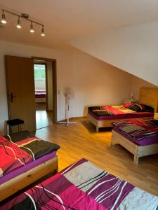 3 posti letto in una camera con pavimenti in legno di Ferienwohnungen Augustusburger Straße 149 a Chemnitz