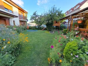 a garden with flowers in the middle of a yard at Emides in Pobierowo