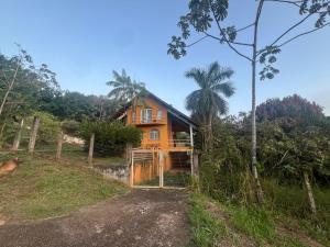 una casa en una colina con una puerta en Camping Sem Cama - Leve sua Barraca, en Chapada dos Guimarães