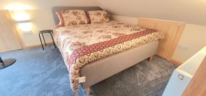 una camera da letto con un letto in una stanza con moquette blu di London Luxury 3 bedroom large apartment, aircon, free parking, station 4 mins walk a Ilford