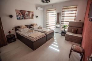 Una cama o camas en una habitación de Apartmani DB na Limu, Prijepolje
