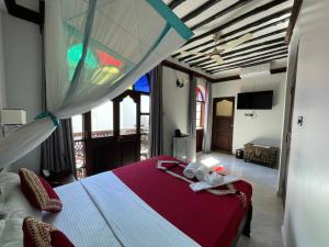 Letto o letti in una camera di Dhow Palace Hotel