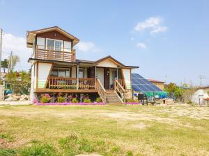 固城郡にある강원 고성ㅡ 숲속오두막 Forest Cabin 잔디마당 독채 바다차량5분 설악산 울산바위の庭にソーラーパネルを設置した家