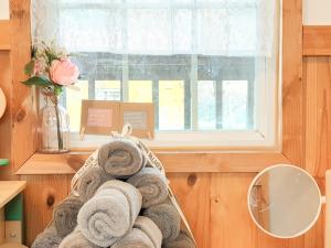 固城郡にある강원 고성ㅡ 숲속오두막 Forest Cabin 잔디마당 독채 바다차량5분 설악산 울산바위の窓付きの部屋にタオルを積み重ねます。 +51枚の写真