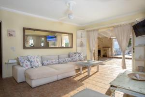 Televisyen dan/atau pusat hiburan di Villa Michel-Angelo BNB Karpathos