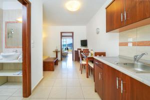 Η κουζίνα ή μικρή κουζίνα στο Hotel Emerald and Suites