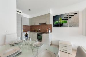 Köök või kööginurk majutusasutuses Melide Apartments - Happy Rentals