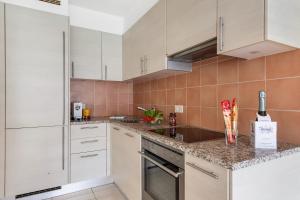 Köök või kööginurk majutusasutuses Melide Apartments - Happy Rentals