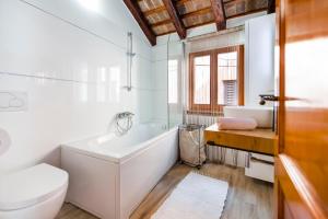 een badkamer met een bad, een toilet en een wastafel bij Villa Carera old town of Rovinj-Rovigno in Rovinj +58 foto's