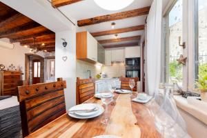 een keuken met een houten tafel met wijnglazen erop bij Villa Carera old town of Rovinj-Rovigno in Rovinj