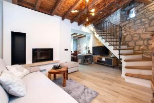 een woonkamer met een witte bank en een stenen muur bij Villa Carera old town of Rovinj-Rovigno in Rovinj