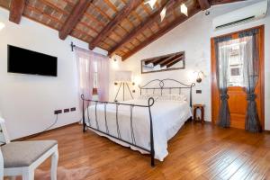 een slaapkamer met een bed en een televisie in een kamer bij Villa Carera old town of Rovinj-Rovigno in Rovinj