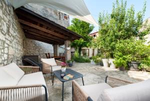 een patio met stoelen en een tafel bij Villa Carera old town of Rovinj-Rovigno in Rovinj