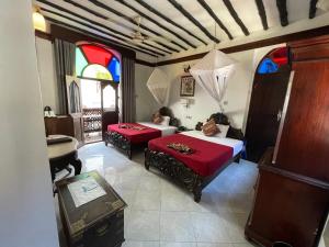 Letto o letti in una camera di Dhow Palace Hotel