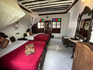 Letto o letti in una camera di Dhow Palace Hotel