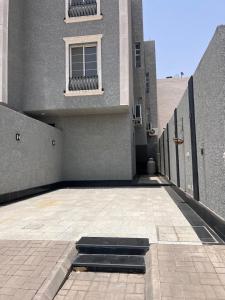 a building with a courtyard with a window and a grate at شقة حي شوران in Al Madinah
