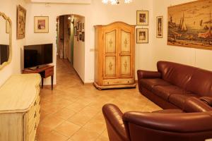 a living room with a couch and a television at La campagna e il mare in Catania