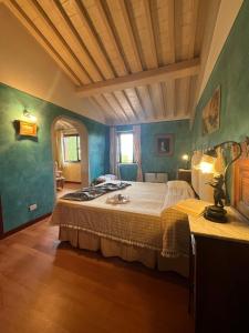 a bedroom with a large bed in a room at Villa Val delle Vigne in Diaccialone