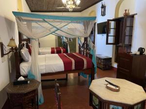 Letto o letti in una camera di Dhow Palace Hotel