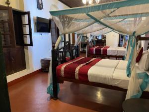 Letto o letti in una camera di Dhow Palace Hotel