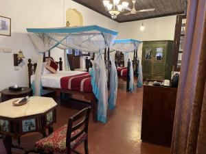 Letto o letti in una camera di Dhow Palace Hotel