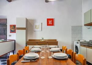 ピサにあるCasa sulle Mura Anticheのダイニングルーム(テーブル、皿、グラス付) +6枚の写真