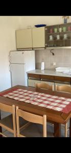 eine Küche mit Tisch, Stühlen und Kühlschrank in der Unterkunft Giovani in Murter
