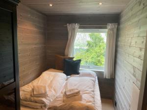 Ένα ή περισσότερα κρεβάτια σε δωμάτιο στο Kvammen