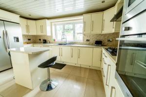 Dapur atau dapur kecil di Free Parking - Large House - Groups - Wolverhampton