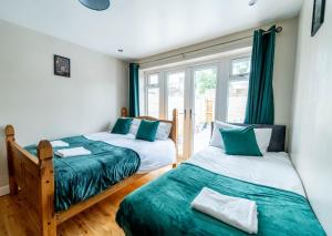Katil atau katil-katil dalam bilik di Free Parking - Large House - Groups - Wolverhampton