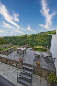 una vista di un patio con un tavolo e delle scale di Coração da Quinta ad Algarvia