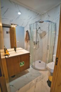 ein Badezimmer mit Dusche, Waschbecken und Toilette in der Unterkunft Coração da Quinta in Algarvia + 37 Fotos