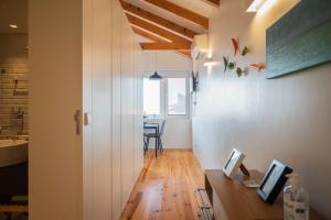 een kamer met een hal met een tafel en een raam bij Panoramic luxury apartment w AC Downtown and Metro in Porto