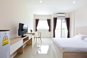 Ban Map Samet DaengにあるRangh Placeの白いベッドルーム(ベッド1台、テレビ付)