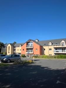a row of apartment buildings in a parking lot at Appartement T3 équipé in Carantec