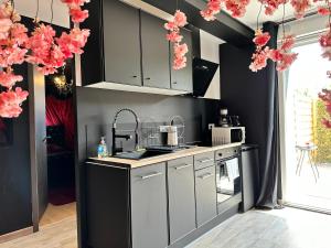 Kuchyňa alebo kuchynka v ubytovaní Suite Jeux d’Amour Jacuzzi / Love Room