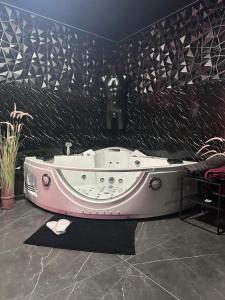 Fotografia z galérie ubytovania Suite Jeux d’Amour Jacuzzi / Love Room v destinácii Saint Die + 12 fotografií